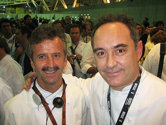 Johann Reisinger mit dem Erfinder der Molekularküche und Besitzer des „elBulli“, Ferran Adrià. - jr_A_Ferrer_gr